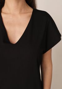Born2be - Czarna Bawełniana Sukienka Pudełkowa o Fasonie Oversize z Kieszeniami Thaelusa. Okazja: na co dzień. Kolor: czarny. Materiał: bawełna. Typ sukienki: oversize. Styl: casual #4