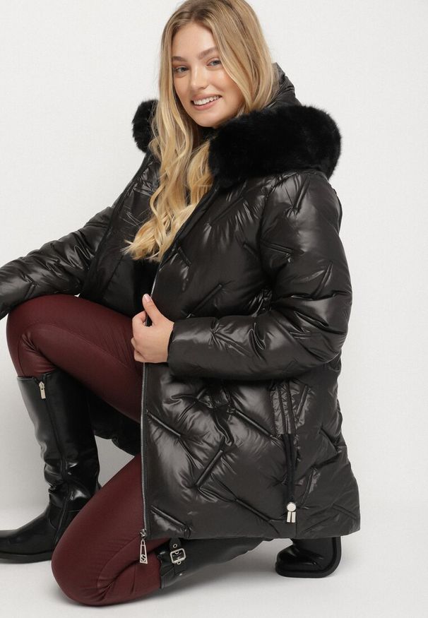 Born2be - Czarna Pikowana Kurtka z Kapturem z Odpinanym Futerkiem Sevea. Okazja: na spacer. Typ kołnierza: kaptur. Kolekcja: plus size. Kolor: czarny. Materiał: futro. Styl: sportowy, klasyczny