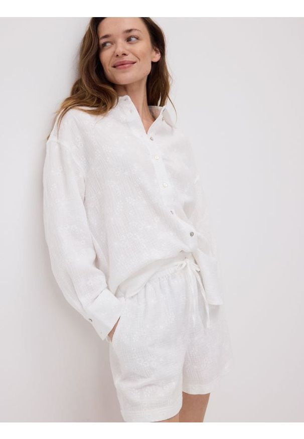 Reserved - Muślinowe szorty - biały. Kolor: biały. Materiał: bawełna