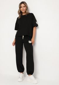 Born2be - Czarny Komplet Dresowy z Wiskozą Zdobiony Naszywkami T-shirt i Spodnie Jogger Idallea. Kolor: czarny. Materiał: wiskoza, dresówka. Wzór: aplikacja