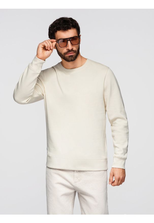 Ombre Clothing - Bluza męska dresowa BASIC z okrągłym dekoltem OM-SSBN-0271 - - Rozmiar: XL. Okazja: na co dzień, na spotkanie biznesowe, do pracy. Kolor: kremowy. Materiał: dresówka. Wzór: jednolity, gładki, aplikacja. Styl: biznesowy, casual, klasyczny