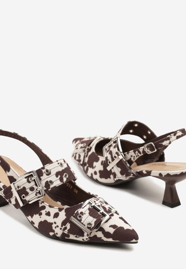 Renee - Brązowe Sandały Slingback na Kaczuszce Zdobione Nitami i Klamrami Leaelia. Okazja: na co dzień. Zapięcie: klamry. Kolor: brązowy. Wzór: aplikacja. Obcas: na szpilce. Styl: elegancki, casual