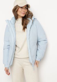 Born2be - Jasnoniebieska Kurtka Wiatrówka z Odpinanym Kapturem z Odpinaną Pikowaną Stroną Zinlia. Kolor: niebieski. Materiał: jeans. Długość rękawa: długi rękaw. Długość: długie #7