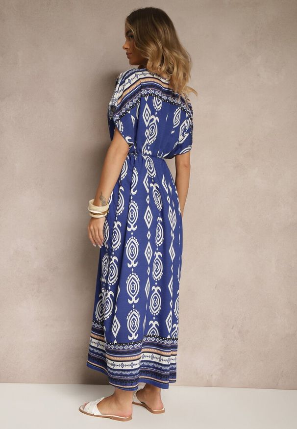 Renee - Niebieska Wiskozowa Sukienka o Pudełkowym Kroju w Etniczny Print Miriliana. Okazja: na co dzień. Kolor: niebieski. Materiał: wiskoza. Wzór: nadruk. Typ sukienki: proste. Styl: casual, elegancki
