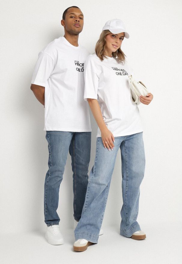 Born2be - Biała Koszulka T-shirt z Bawełny z Napisami i Nadrukiem na Plecach Danirsa. Kolor: biały. Materiał: bawełna. Wzór: nadruk, napisy. Styl: elegancki
