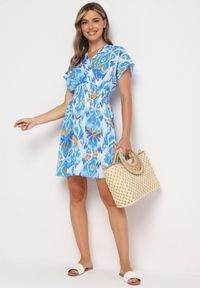 Born2be - Niebieska Sukienka Rozkloszowana z Kopertowym Dekoltem i Gumką w Pasie Emrra. Okazja: na plażę, na co dzień. Typ kołnierza: dekolt kopertowy. Kolor: niebieski. Materiał: tkanina. Sezon: lato. Typ sukienki: kopertowe. Styl: casual #3