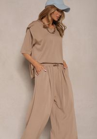 Renee - Beżowy Komplet z Wiskozą T-shirt z Dekoltem w Serek i Spodnie o Szerokim Kroju Zevline. Kolor: beżowy. Materiał: wiskoza