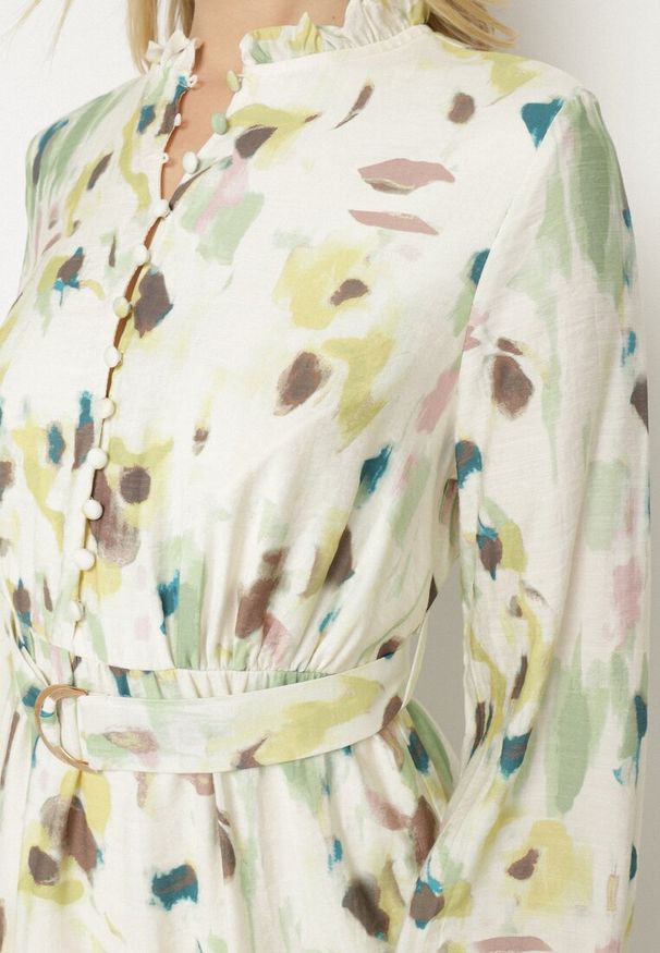 Born2be - Zielona Rozkloszowana Sukienka z Wiskozy z Paskiem w Abstrakcyjny Wzór Stelitte. Okazja: na co dzień. Typ kołnierza: kołnierz z falbankami, kołnierzyk stójkowy. Kolor: zielony. Materiał: wiskoza. Długość rękawa: długi rękaw. Typ sukienki: rozkloszowane. Styl: elegancki, casual