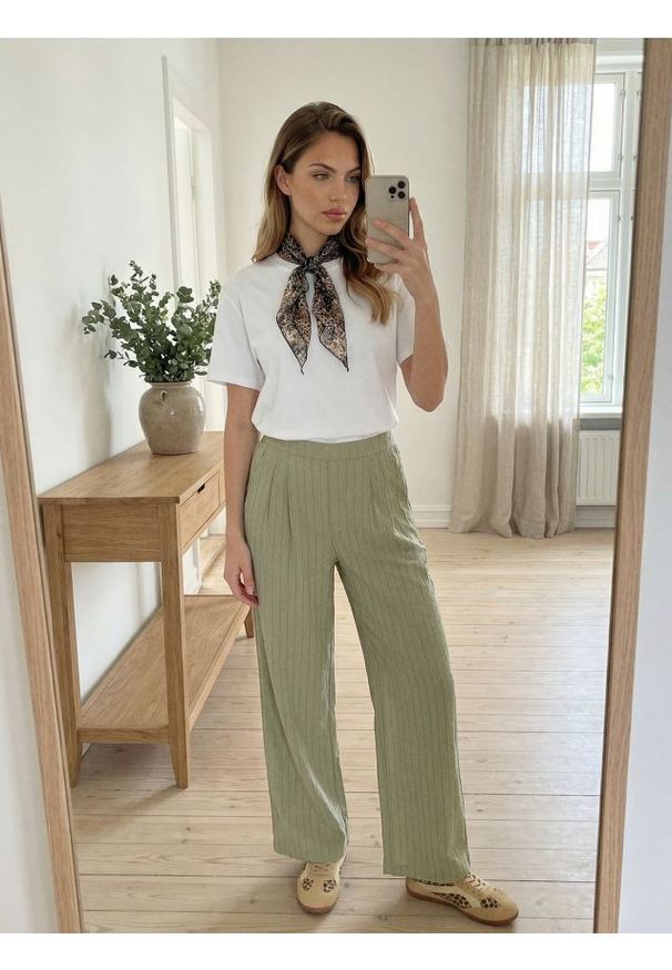 Sinsay - Bawełniana koszulka z krótkim rękawem - biały. Kolor: biały. Materiał: bawełna. Długość rękawa: krótki rękaw. Długość: krótkie