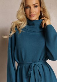 Renee - Granatowa Sweterkowa Sukienka z Materiałowym Paskiem i Wywijanym Golfem Raileanu. Typ kołnierza: golf. Kolor: niebieski. Materiał: materiał. Sezon: jesień, zima #3