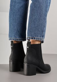 Born2be - Czarne Botki w Stylu Sztybletów na Słupku Hevea. Okazja: na spotkanie biznesowe, do pracy, na co dzień. Zapięcie: zamek. Kolor: czarny. Materiał: jeans. Wzór: aplikacja. Obcas: na słupku. Styl: klasyczny, biznesowy, casual, elegancki