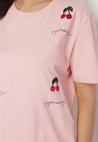 Born2be - Różowy Bawełniany T-shirt Zdobiony Haftem z Motywem w Wiśnie Nevianira. Okazja: na co dzień. Kolor: różowy. Materiał: bawełna. Wzór: aplikacja, haft. Styl: casual