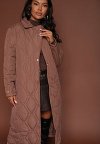 Renee - Brązowy Długi Płaszcz Kurtka Ozdobiona Pikowaniem Hamid. Kolor: brązowy. Długość: długie. Wzór: aplikacja #1