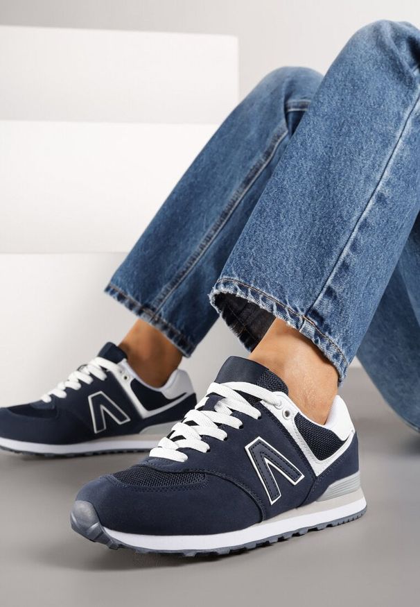 Renee - Granatowe Sneakersy Ozdobione Geometrycznym Motywem Rilenessa. Okazja: na co dzień. Kolor: niebieski. Materiał: jeans. Wzór: aplikacja, geometria