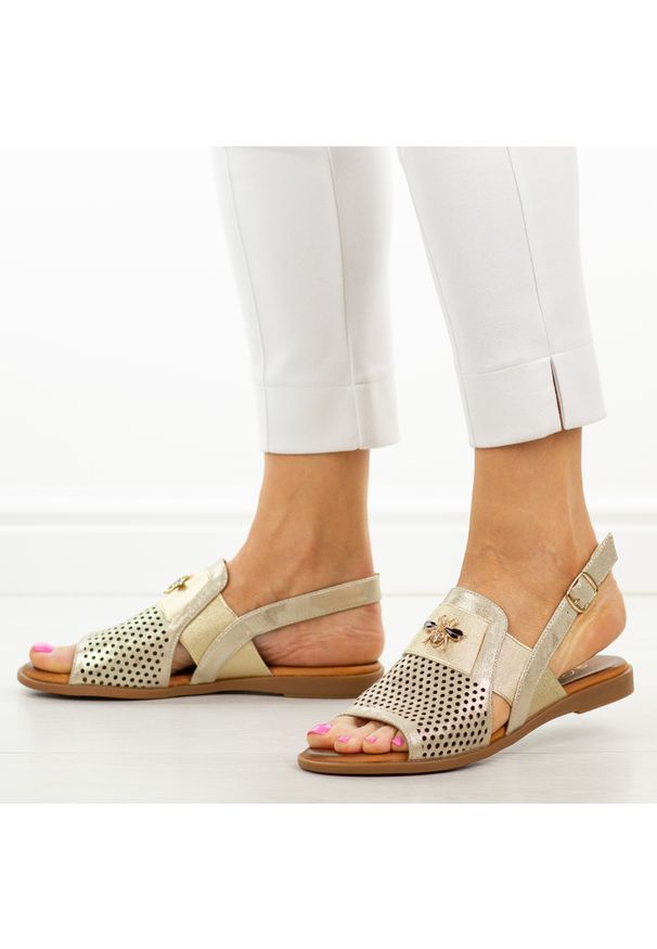 Złote skórzane płaskie sandały damskie Cambell 19396. Okazja: na co dzień. Kolor: złoty. Materiał: skóra. Wzór: aplikacja. Sezon: wiosna, lato. Obcas: na płaskiej podeszwie. Styl: casual, elegancki