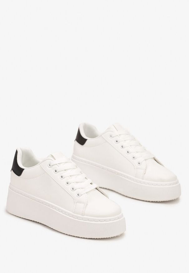 Born2be - Biało-Czarne Casualowe Sneakersy na Grubej Podeszwie Tiadonia. Okazja: na co dzień. Kolor: biały. Materiał: jeans. Obcas: na platformie