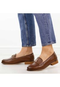 POTOCKI - Brązowe skórzane mokasyny damskie Potocki 19382. Okazja: na co dzień. Nosek buta: okrągły. Kolor: brązowy. Szerokość cholewki: normalna. Wzór: aplikacja. Materiał: skóra. Sezon: wiosna, jesień, lato. Obcas: na obcasie. Styl: casual, elegancki, klasyczny. Wysokość obcasa: niski #1