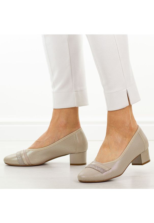 POTOCKI - Złote czółenka damskie na obcasie Potocki 12792. Okazja: na co dzień, do pracy. Nosek buta: okrągły. Kolor: złoty. Szerokość cholewki: normalna. Wzór: ażurowy. Materiał: skóra. Sezon: wiosna, jesień, lato. Obcas: na obcasie. Styl: casual, elegancki, klasyczny. Wysokość obcasa: średni