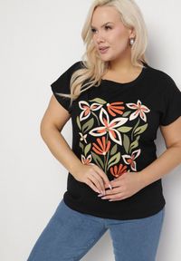 Born2be - Czarny Bawełniany T-shirt z Nadrukiem z Kwiatami Setalisa. Okazja: na co dzień. Kolekcja: plus size. Kolor: czarny. Materiał: bawełna. Wzór: kwiaty, nadruk. Styl: klasyczny, casual, elegancki #5