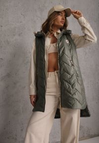 Renee - Zielona Długa Pikowana Kamizelka z Kapturem i Ozdobną Naszywką Mentape. Typ kołnierza: kaptur. Kolor: zielony. Długość: długie. Wzór: aplikacja. Styl: sportowy #1