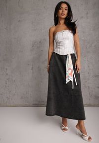 Renee - Czarna Bawełniana Spódnica Jeansowa o Rozkloszowanym Kroju z Ozdobnym Paskiem Eatiane. Okazja: na co dzień. Kolor: czarny. Materiał: jeans, bawełna. Styl: casual, klasyczny #1