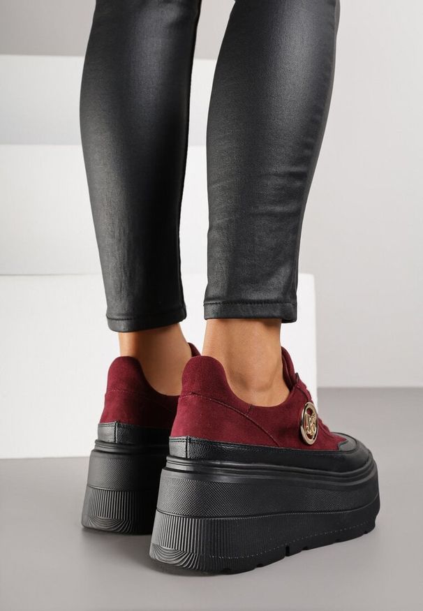 Born2be - Bordowe Sneakersy Vices na Platformie Zdobione Okrągłą Aplikacją Wodvire. Okazja: na co dzień, na spacer. Nosek buta: okrągły. Kolor: czerwony. Materiał: jeans. Szerokość cholewki: normalna. Wzór: aplikacja. Obcas: na platformie. Sport: turystyka piesza