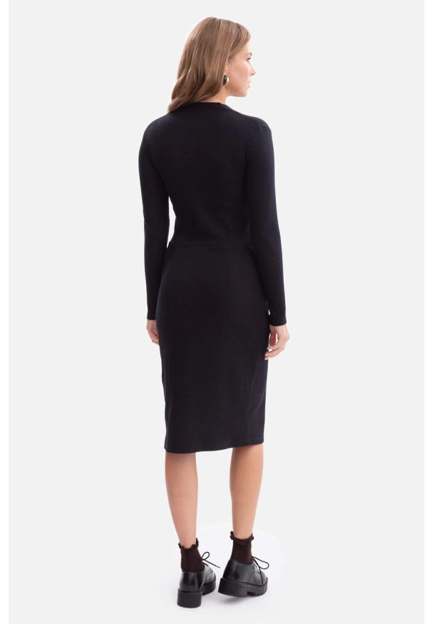 BeWear - Bawełniana sukienka dzianinowa ołówkowa z dekoltem V czarna. Kolor: czarny. Materiał: dzianina, bawełna. Sezon: zima, jesień. Typ sukienki: ołówkowe