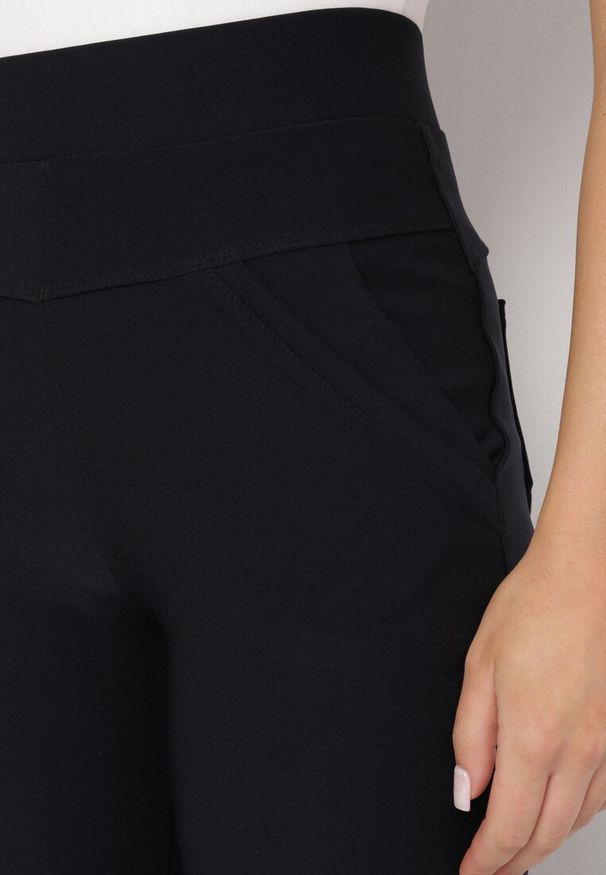 Born2be - Granatowe Spodnie o Dopasowanym Kroju z Gumką w Talii i Kieszeniami Rizenna. Okazja: na co dzień. Kolor: niebieski. Styl: klasyczny, casual, elegancki