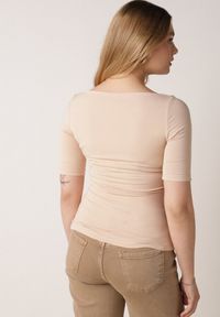 Born2be - Beżowy Wiskozowy T-shirt o Dopasowanym Kroju z Dekoltem w Łódkę Idahphaeia. Okazja: na co dzień, do pracy, na spotkanie biznesowe. Kolor: beżowy. Materiał: wiskoza. Wzór: aplikacja. Styl: biznesowy, klasyczny, casual #2