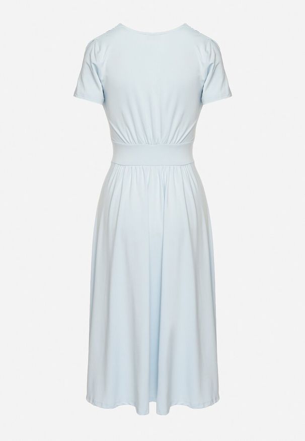 Born2be - Jasnoniebieska Taliowana Sukienka z Dekoltem na Zakładkę Quimadea. Okazja: na spotkanie biznesowe. Kolor: niebieski. Materiał: materiał. Wzór: aplikacja. Styl: biznesowy, elegancki