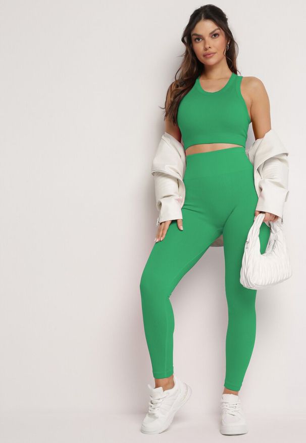 Born2be - Zielony Prążkowany Top Sportowy z Wyjmowanymi Miseczkami Ivafa. Kolor: zielony. Materiał: prążkowany. Styl: sportowy