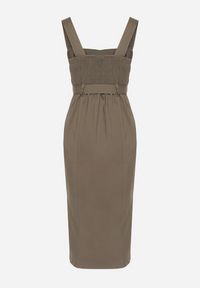 Born2be - Ciemnozielona Dopasowana Sukienka z Wiskozą z Rozcięciami i Paskiem z Klamrą Mepelle. Okazja: na co dzień. Typ kołnierza: dekolt kwadratowy. Kolor: zielony. Materiał: wiskoza. Typ sukienki: dopasowane. Styl: klasyczny, casual, elegancki #6