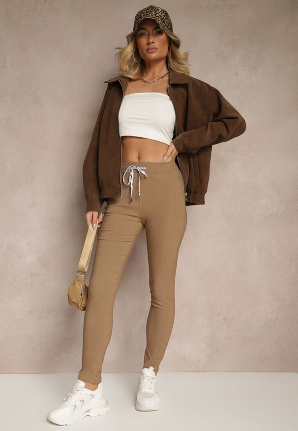 Renee - Ciemnobeżowe Spodnie z Bawełną i Sznurowaniem Purrena. Okazja: na co dzień. Kolor: beżowy. Materiał: bawełna. Styl: casual, elegancki