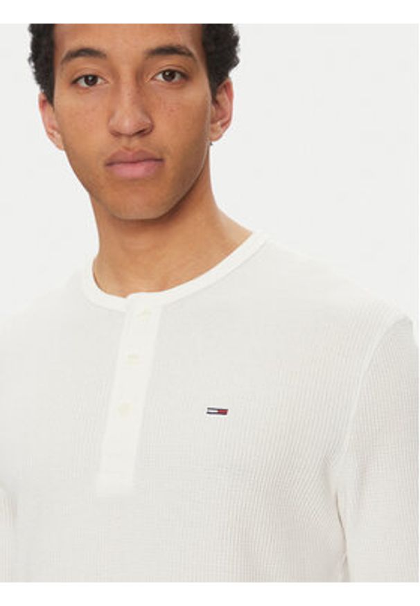 Tommy Jeans Longsleeve Henley DM0DM20379 Biały Regular Fit. Typ kołnierza: typu henley. Kolor: biały. Materiał: bawełna, syntetyk. Długość rękawa: długi rękaw