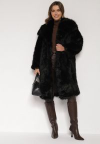 Born2be - Czarny Jednorzędowy Płaszcz Futro z Szerokim Kołnierzem Wedinalia. Okazja: do pracy, na co dzień. Typ kołnierza: golf. Kolor: czarny. Materiał: futro. Styl: casual, elegancki #4