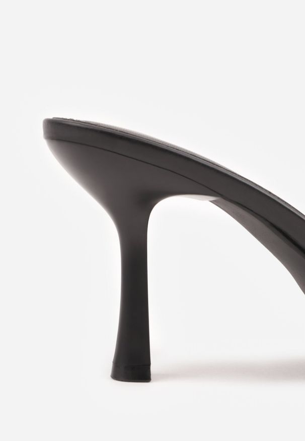 Born2be - Czarne Klapki na Szpilce z Otwartym Noskiem w Szpic Sewnessa. Okazja: do pracy, na spotkanie biznesowe. Nosek buta: otwarty. Kolor: czarny. Materiał: jeans, koronka. Obcas: na szpilce. Styl: biznesowy, elegancki