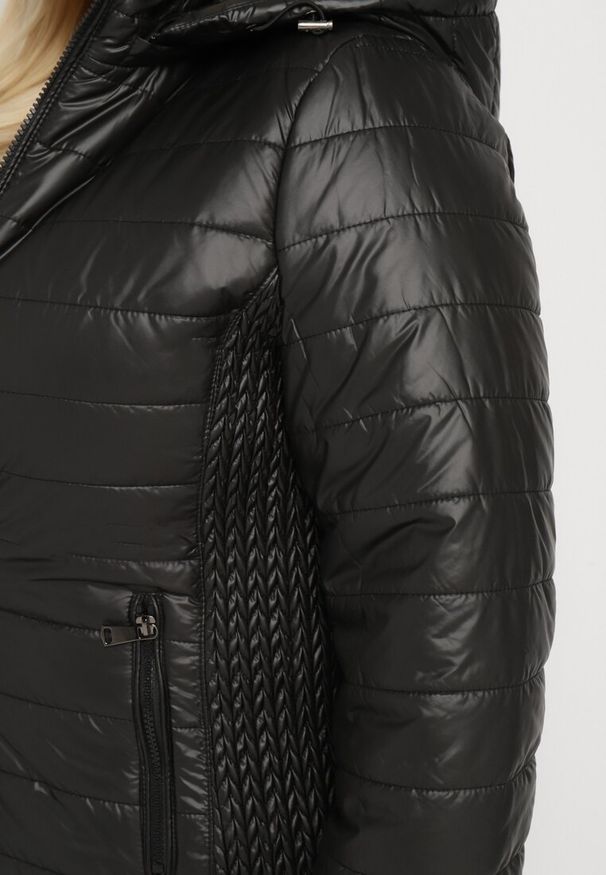 Born2be - Czarna Pikowana Kurtka z Opinanym Kapturem i Wstawkami z Gumek Terilinde. Okazja: na spacer. Kolekcja: plus size. Kolor: czarny. Materiał: jeans