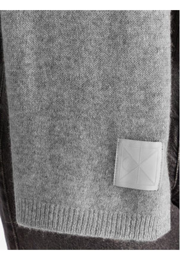 Calvin Klein Szalik Emblem LV04D8014G Szary. Kolor: szary. Materiał: kaszmir