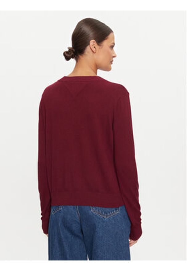 Tommy Jeans Sweter Essential DW0DW18670 Bordowy Regular Fit. Kolor: czerwony. Materiał: wiskoza, bawełna