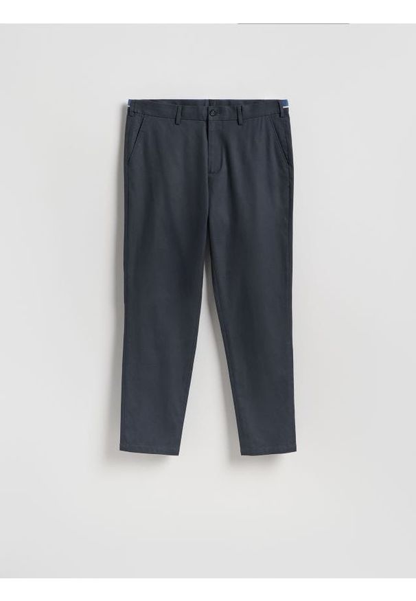 Reserved - Spodnie chino slim fit - granatowy. Kolor: niebieski. Materiał: bawełna, tkanina