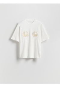 Reserved - T-shirt z ozdobną aplikacją - złamana biel. Materiał: bawełna. Wzór: aplikacja