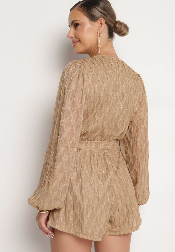 Born2be - Ciemnobeżowy Kombinezon o Kopertowym Kroju Zdobiony Błyszczącą Nitką i Wiązany w Pasie Venvina. Kolor: beżowy. Materiał: skóra. Wzór: aplikacja. Styl: elegancki