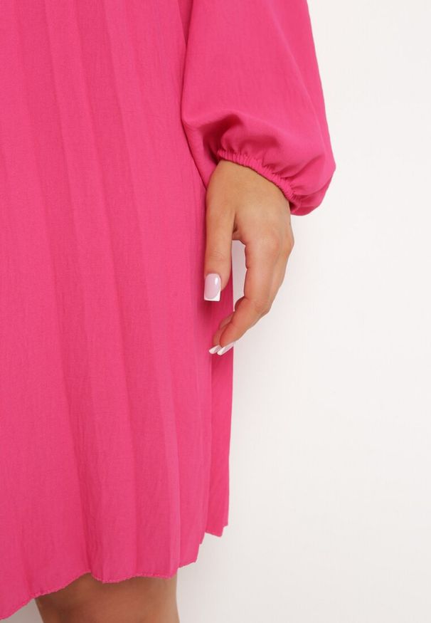Born2be - Fuksjowa Plisowana Sukienka z Bufiastymi Rękawami Perlase. Okazja: na co dzień. Kolor: różowy. Styl: elegancki, casual, klasyczny