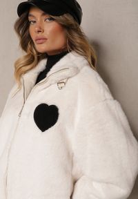 Renee - Jasnobeżowa Kurtka z Miękkiego Futerka Ozdobiona Naszytym Sercem Zozimara. Kolor: beżowy. Materiał: futro. Wzór: aplikacja