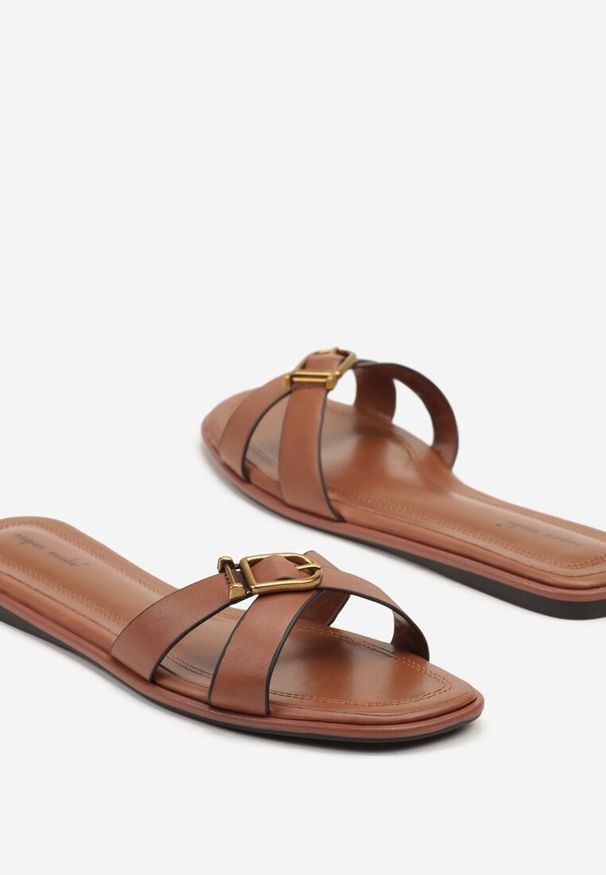 Renee - Brązowe Klapki Ozdobione Klamrami Quilselia. Okazja: na co dzień, na spacer. Kolor: brązowy. Materiał: jeans. Wzór: aplikacja. Sezon: lato. Styl: elegancki, casual