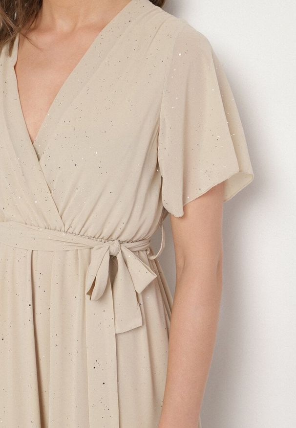 Born2be - Beżowa Brokatowa Sukienka Koktajlowa Ozdobiona Paskiem Ziliane. Okazja: na imprezę. Kolor: beżowy. Wzór: aplikacja. Styl: wizytowy