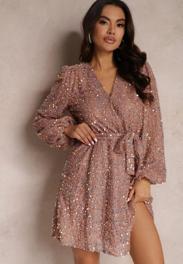 Renee - Różowa Sukienka Cekinowa z Kopertowym Dekoltem Voodek. Typ kołnierza: dekolt kopertowy. Kolor: różowy. Materiał: jeans. Typ sukienki: kopertowe. Styl: elegancki