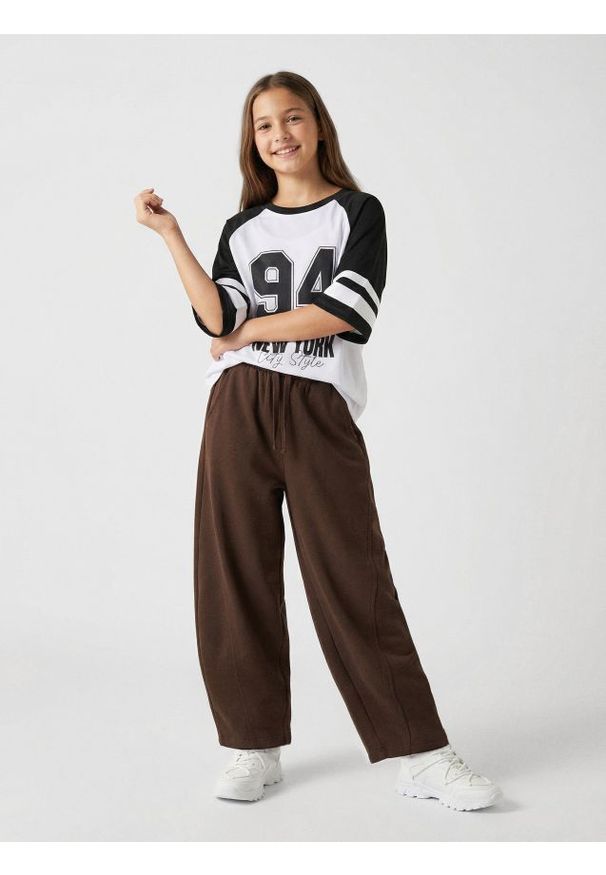 Sinsay - Spodnie dresowe wide leg - brązowy. Kolor: brązowy. Materiał: dresówka