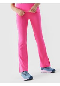 4f - Spodnie dresowe z rozszerzanymi nogawkami dziewczęce. Okazja: na co dzień. Kolor: różowy. Materiał: dresówka. Styl: casual #2