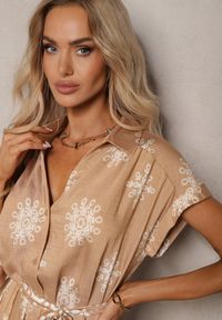 Renee - Beżowa Sukienka z Dodatkiem Wiskozy o Kroju Koszulowym Wykończona Paskiem i Guzikami Mivavia. Kolor: beżowy. Materiał: wiskoza. Sezon: lato. Typ sukienki: koszulowe